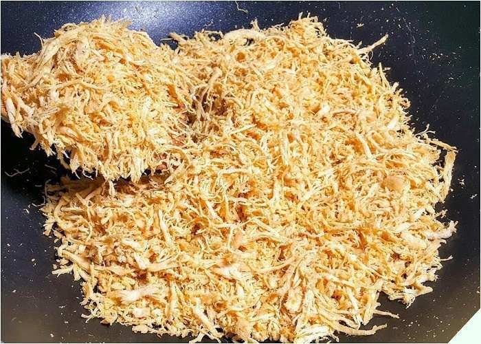 Quá trình rang ruốc thịt lợn lần hai giúp ruốc đạt độ vàng giòn hoàn hảo