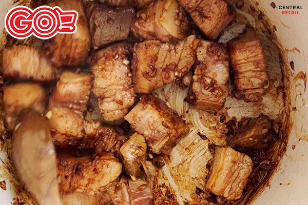 Quá trình thắng nước màu vàng cánh gián để tạo màu đẹp cho món thịt kho trứng
