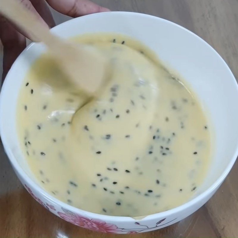 Quá trình trộn đều hỗn hợp bột và trứng để làm bánh kẹp cuốn giòn ngon