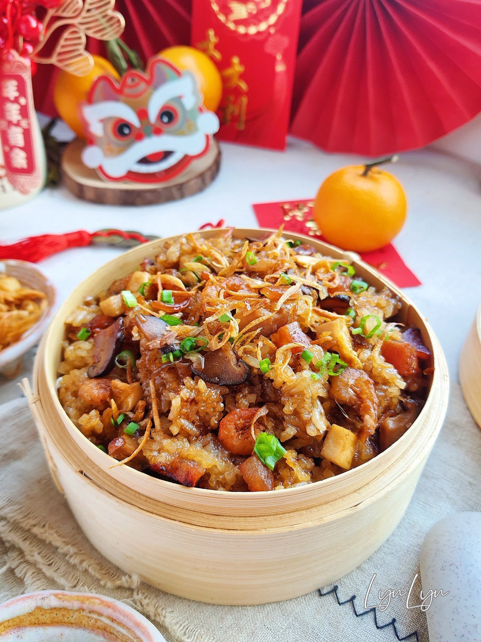 Quá trình xào các loại topping thơm ngon cho món xôi bát bửu