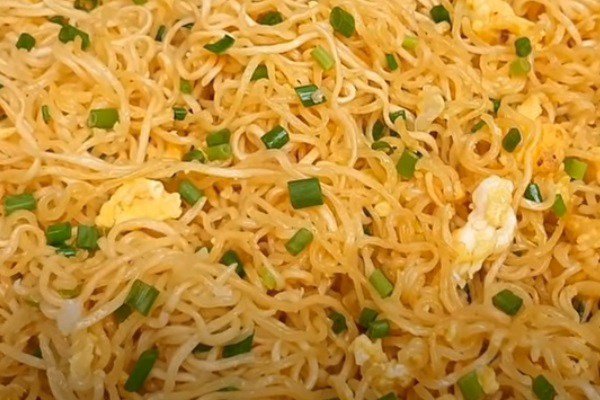 Quá trình xào mì trứng thơm lừng