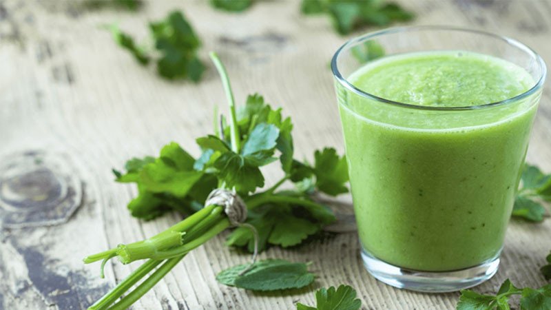 Quá trình xay nhuyễn ngò rí cùng chanh và nước để chuẩn bị cách nấu nước ngò rí lọc thận dễ dàng.