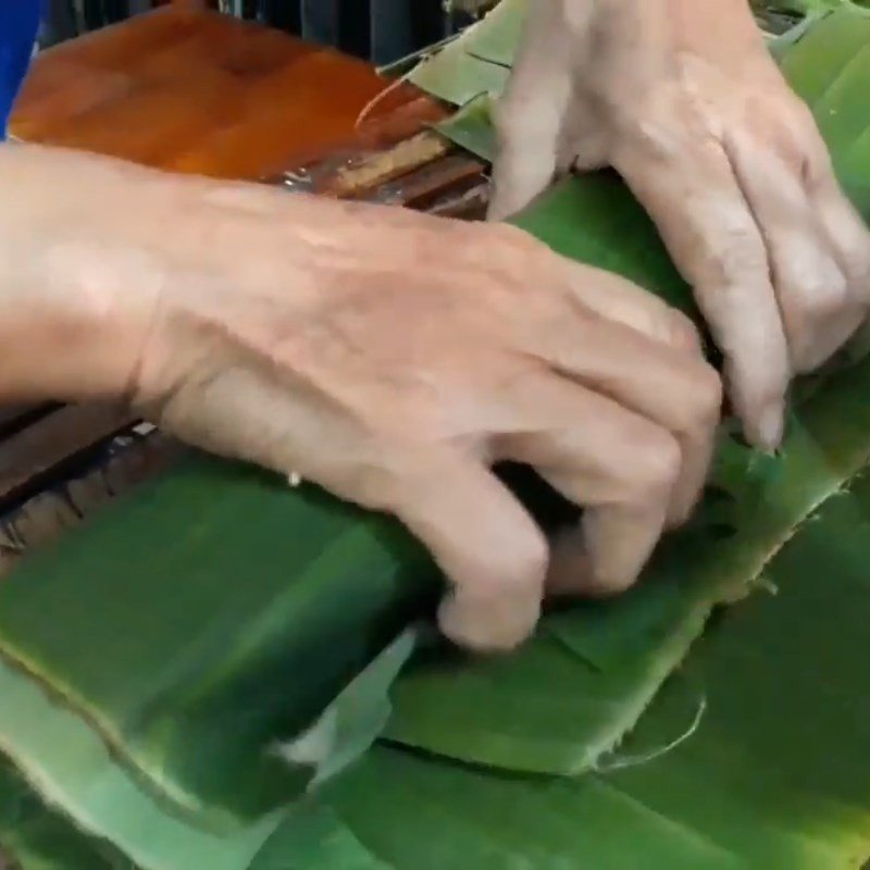 Quấn chặt đòn nem thịt nạc bằng dây thun