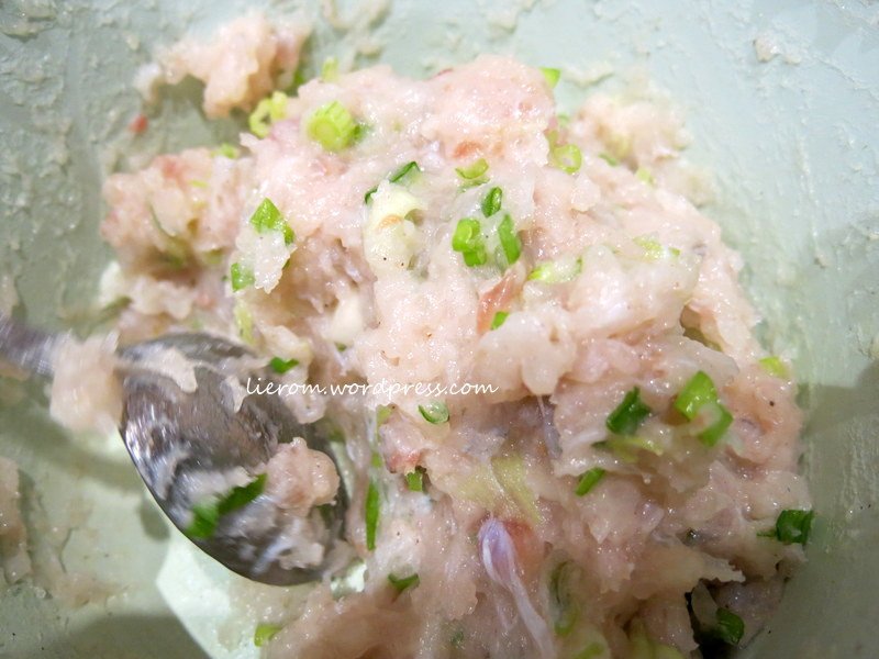Quết chả cá với thịt lợn bằng tay cùng hành lá để tạo độ dai