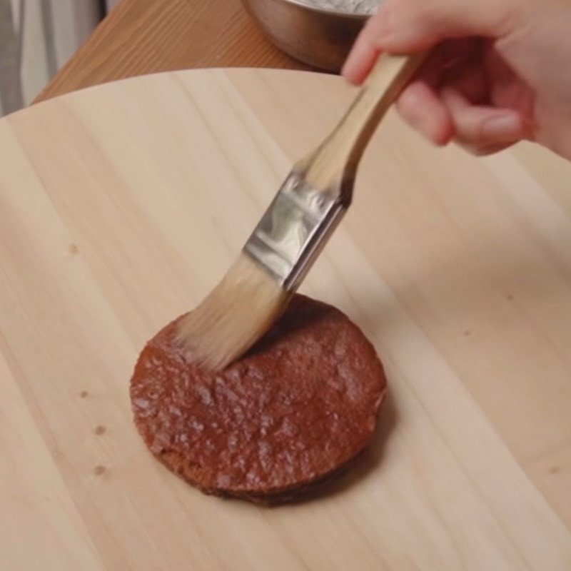 Quét siro lên lớp cốt bánh kem nhỏ để giữ ẩm