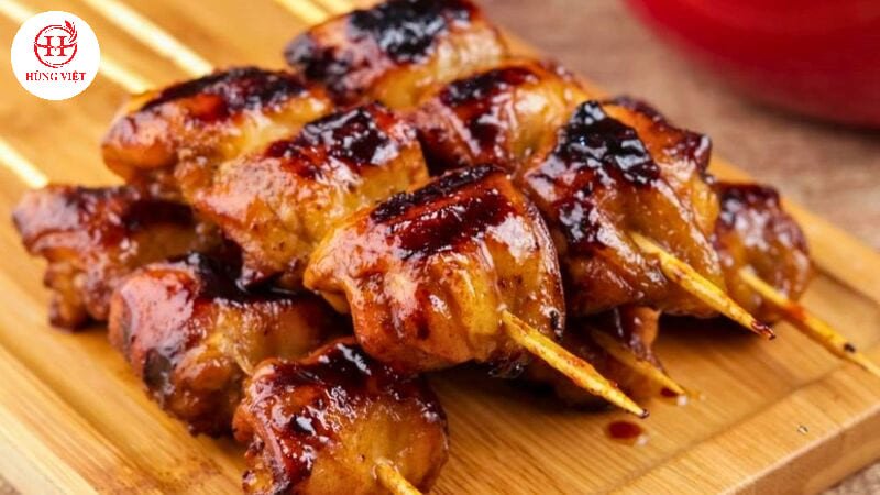 Quét thêm một lớp dầu ăn mỏng trong khi nướng giúp thịt xiên bóng đẹp và không bị khô