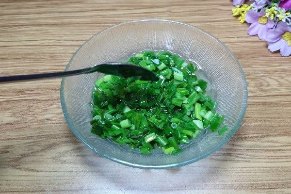 Quy trình làm mỡ hành và hành phi cho món bánh tráng trộn