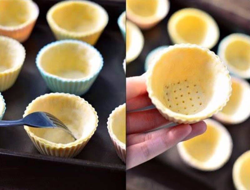 Quy trình làm vỏ bánh trứng nướng thủ công, đều và mịn.