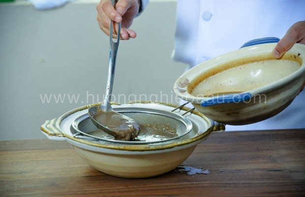 Quy trình lọc cua đồng lấy nước cốt làm riêu cua béo ngậy cho món lẩu hải sản