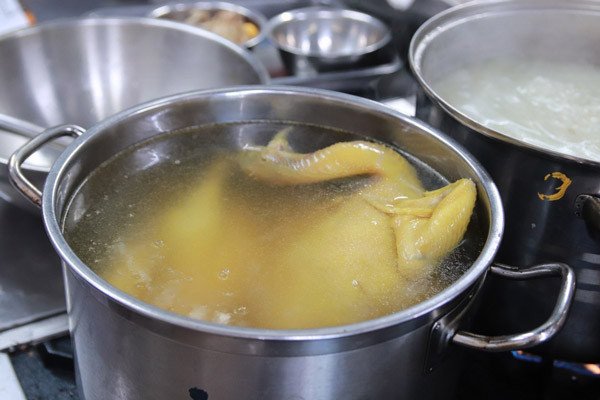 Quy trình luộc và ủ gà nguyên con để có thịt mềm ngọt cho phở gà Hà Nội