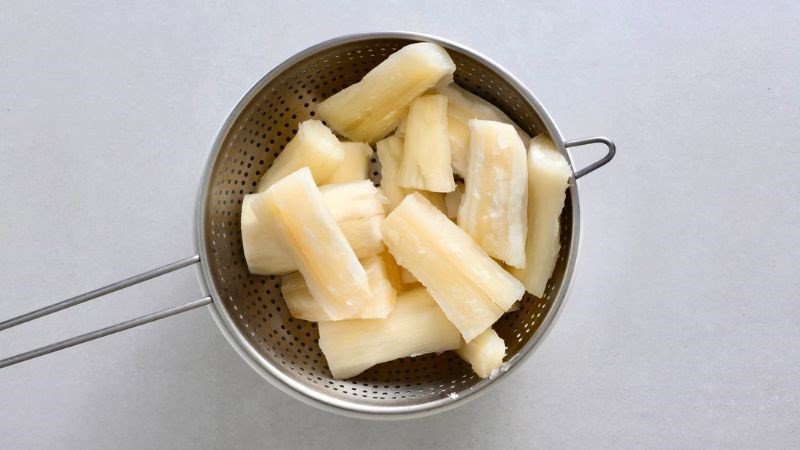 Quy trình sơ chế khoai mì an toàn để loại bỏ độc tố cyanua trước khi chế biến.