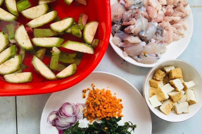 Quy trình sơ chế nguyên liệu cho cách nấu lẩu ếch chuối đậu
