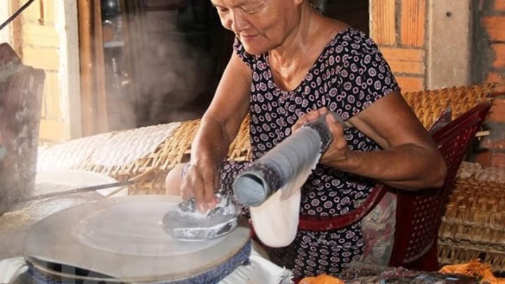 Quy trình tráng bánh, chuẩn bị nguyên liệu cho món bánh tráng dẻo tôm