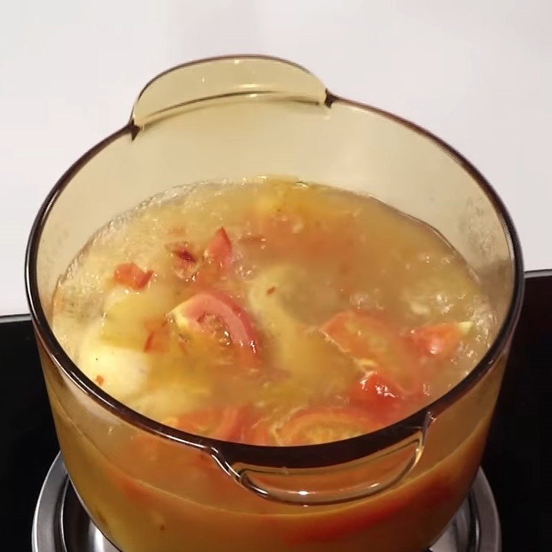 Rắc hành lá và thì là vào nồi cá chuối om mẻ khi món ăn gần hoàn thành