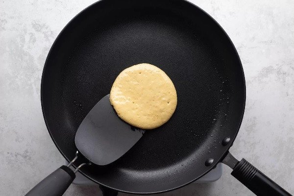 Rán bánh rán doremon trên chảo chống dính