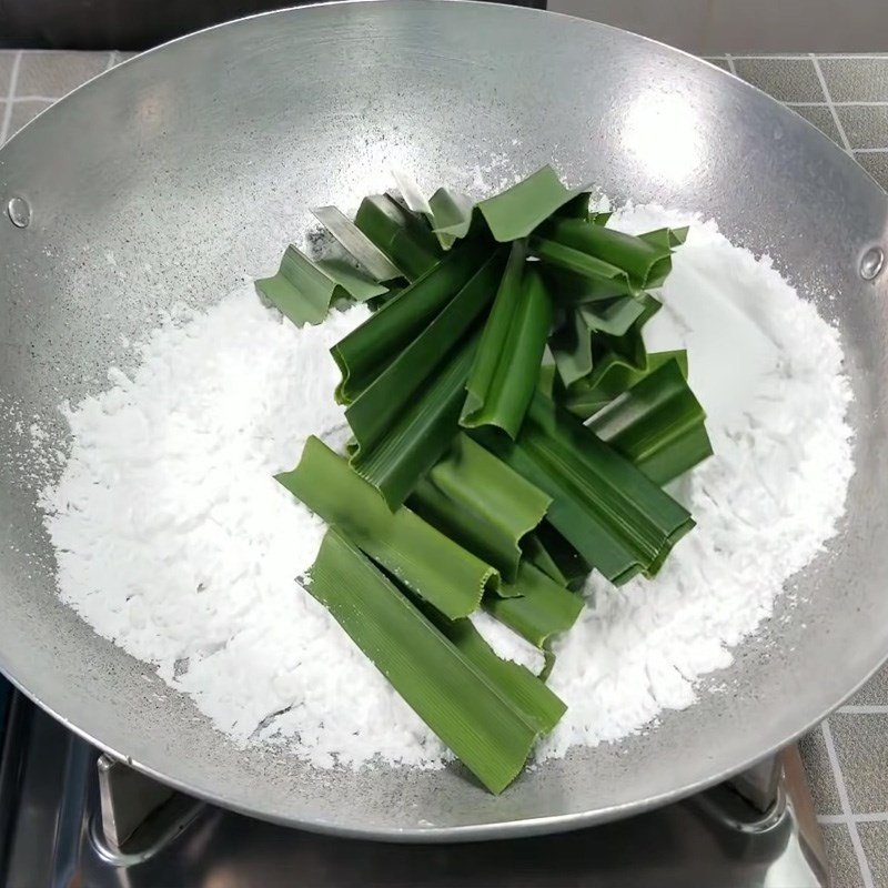 Rang bột năng với lá dứa, bí quyết làm bánh phục linh