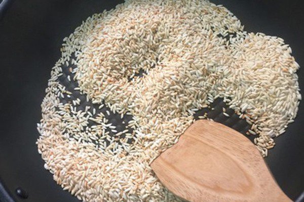 Rang gạo chuẩn bị nấu cháo thịt bằm nhanh nhừ thơm ngon