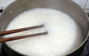 Rang gạo đều tay để nấu nồi cháo lòng miền Tây sánh mịn