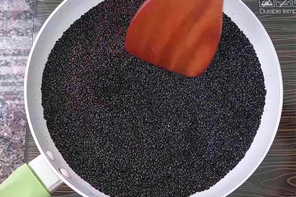 Rang mè đen thơm lừng cho món chè mè đen