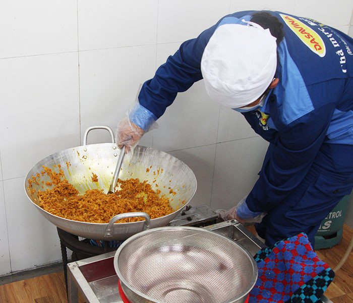 Rang ruốc tôm thịt trên chảo lớn để đạt độ khô và thơm ngon