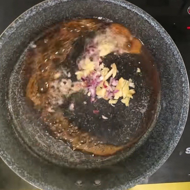 Rang tép đồng trên chảo với nước màu và gia vị