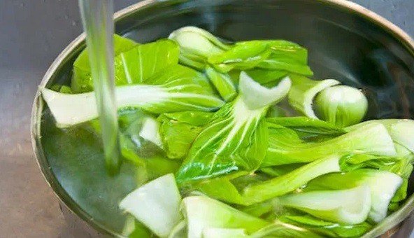 Rau cải thìa xanh tươi đã được rửa sạch sẵn sàng xào