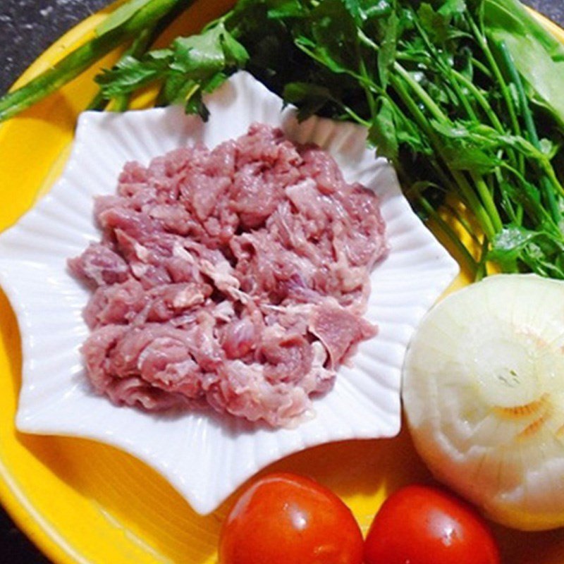 Rau cần xanh tươi và cà chua cho món thịt trâu xào