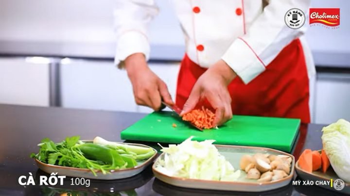 Cách Xào Mì Chay Thơm Ngon Chuẩn Vị Tại Nhà Rau củ được sơ chế sạch sẽ cho món mì xào chay, bao gồm cải thảo, cà rốt và đậu que đã thái lát