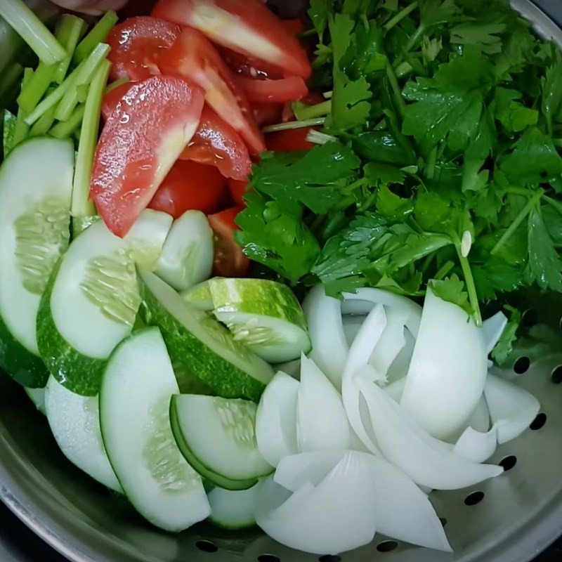 Rau củ xào kèm như hành tây cà chua dưa leo đã sơ chế