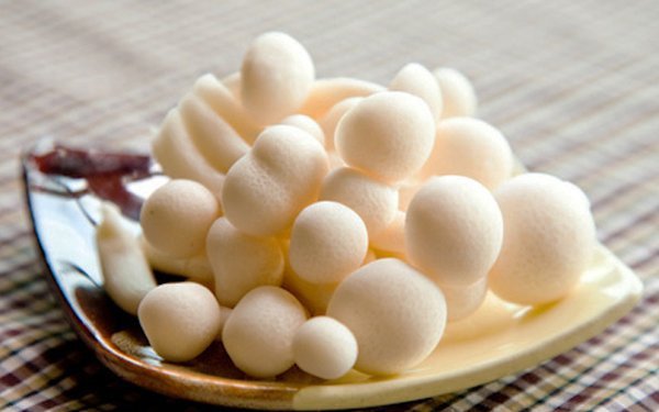 Rau dền và nấm linh chi đã sơ chế sạch sẽ cho món canh chay