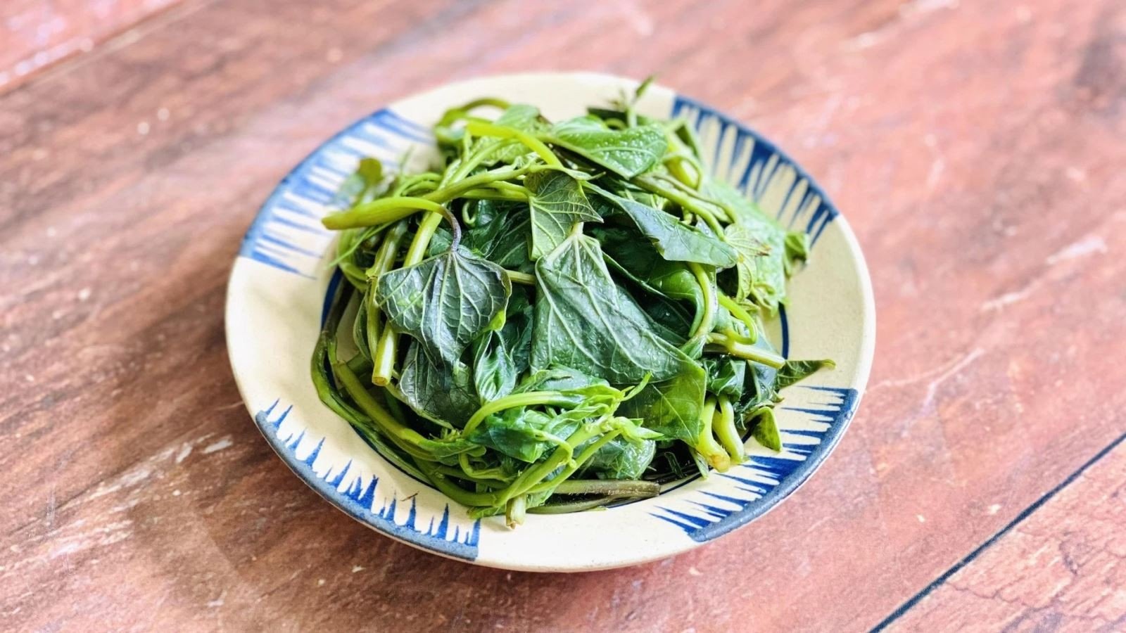 Rau khoai lang luộc giảm cân