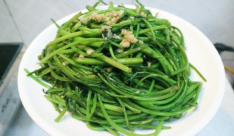 Rau khoai lang xào tỏi thơm ngon