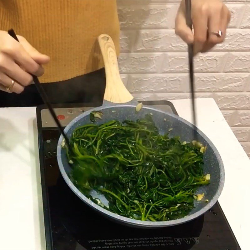 Rau lang xào tỏi xanh mướt đã hoàn thành
