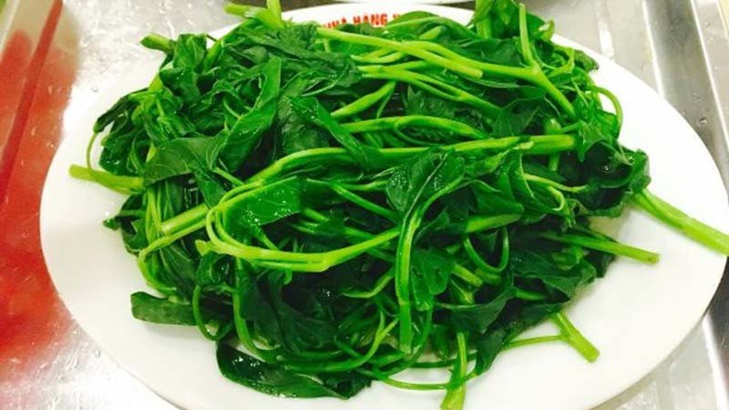 Rau muống luộc đơn giản, thanh mát