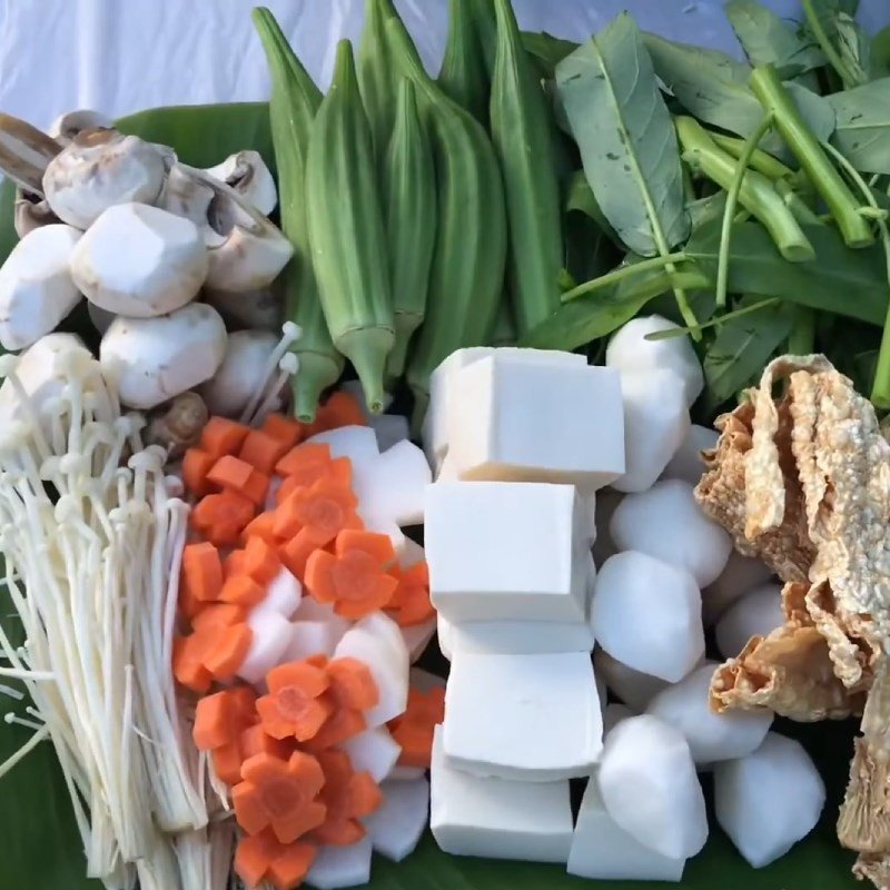 Rau muống, nấm rơm, nấm kim châm và đậu hũ đã sơ chế sạch, sẵn sàng nhúng lẩu sườn bò