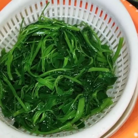 Rau muống xanh tươi sau khi luộc sơ để chuẩn bị xào với thịt bò