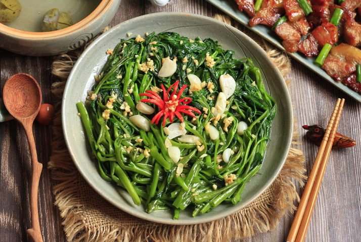 Rau muống xào tỏi thơm ngon, món ăn quen thuộc