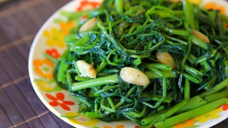 Rau muống xào tỏi trong thực đơn giảm cân