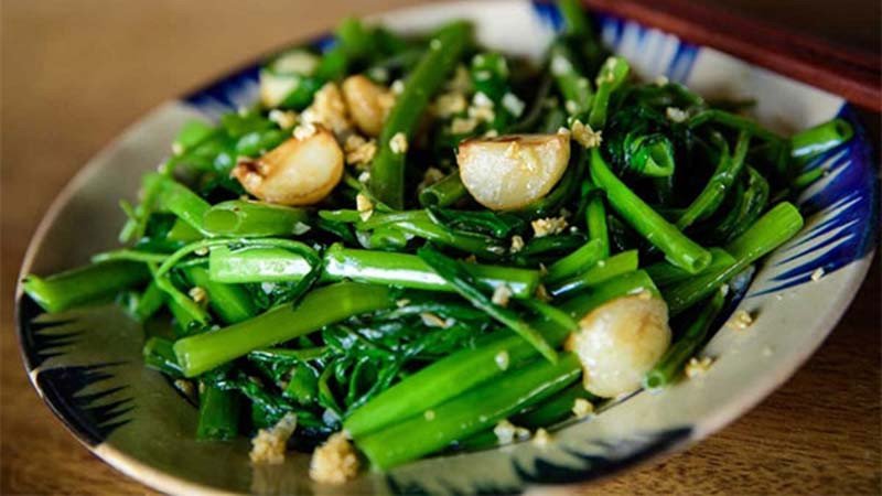 Rau muống xào tỏi xanh giòn, thơm ngon