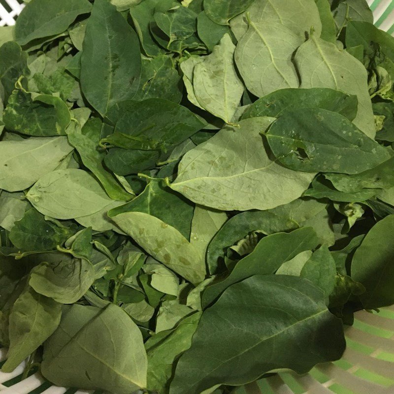 Cách Nấu Canh Rau Ngót Thịt Băm Thanh Mát Chuẩn Vị Gia Đình Rau ngót đã tuốt lá và rửa sạch chuẩn bị nấu canh thịt băm