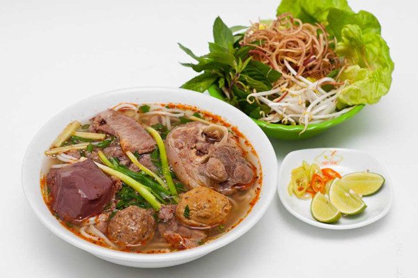 Rau sống tươi ngon ăn kèm bún bò Huế chuẩn vị