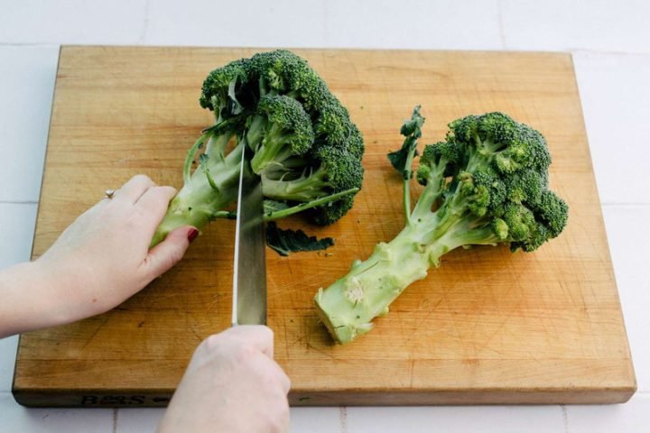 Rau sống tươi xanh ăn kèm bún nem, giúp tăng chất xơ và giảm lượng calo tổng thể