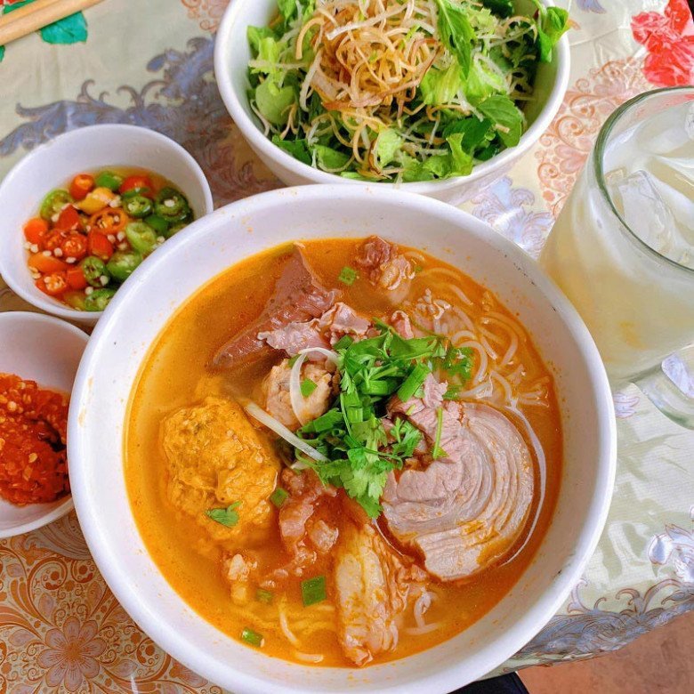 Rau sống xanh tươi ăn kèm bún bò Huế, bổ sung chất xơ