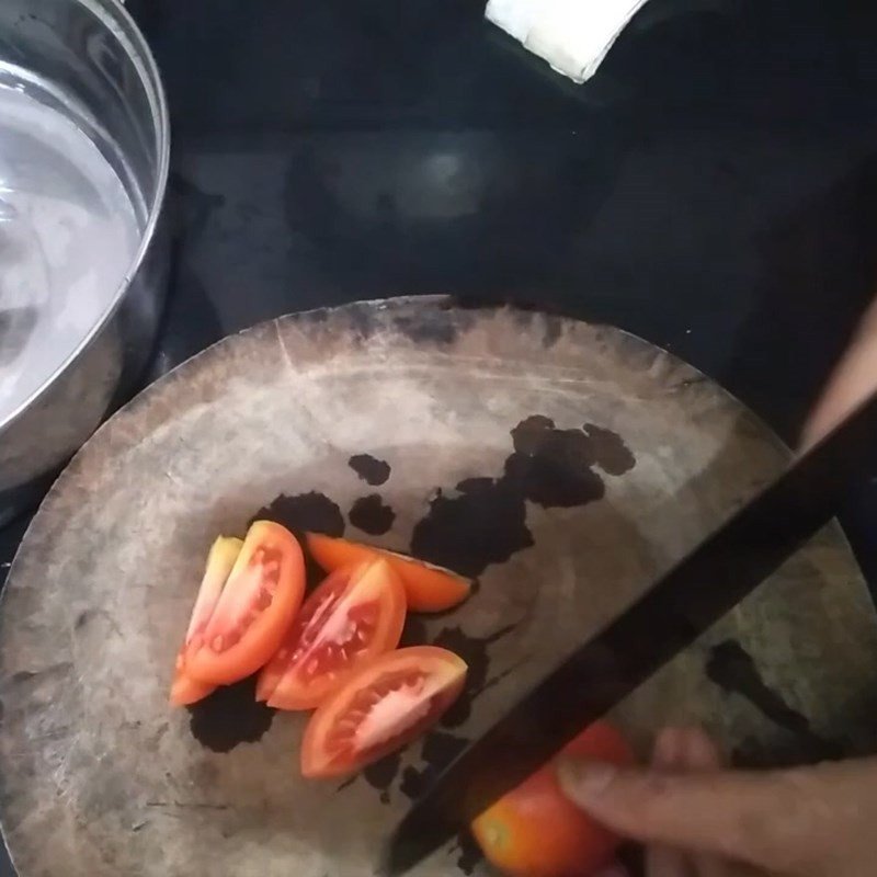 Rau thì là và hành lá tươi xanh đã được cắt khúc, tăng hương vị cho lẩu cá trắm.