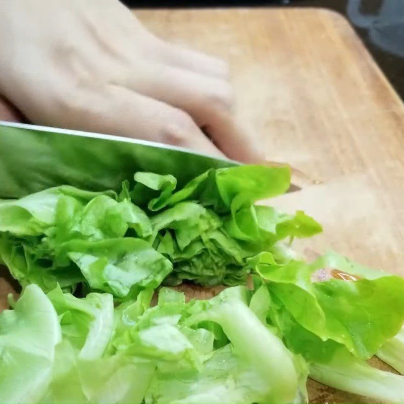 Rau xà lách và rau thơm đã được sơ chế sạch sẽ, tươi xanh sẵn sàng cho món bánh đa khô.