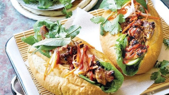 Rau xanh tươi ngon được thêm vào bánh mì thịt nướng giúp giảm lượng calo tổng thể.
