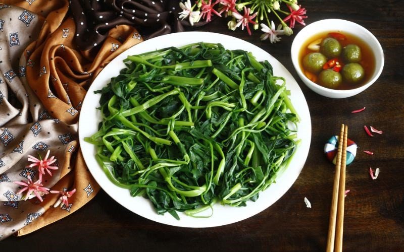 Rau xanh tươi sau khi luộc cùng baking soda