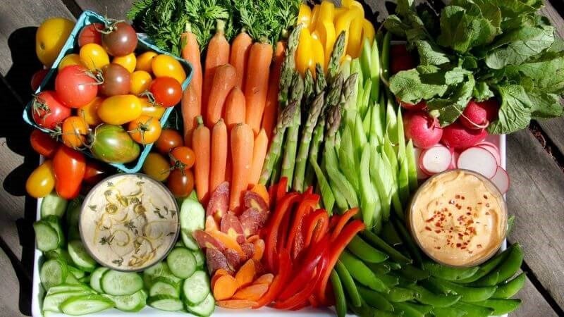 Rau xanh và trái cây bổ sung chất xơ, vitamin khi ăn bánh ướt