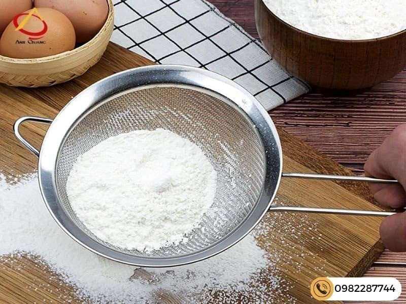 Rây bột mì mịn màng, bước đầu tiên trong quy trình pha chế bột bánh đồng xu