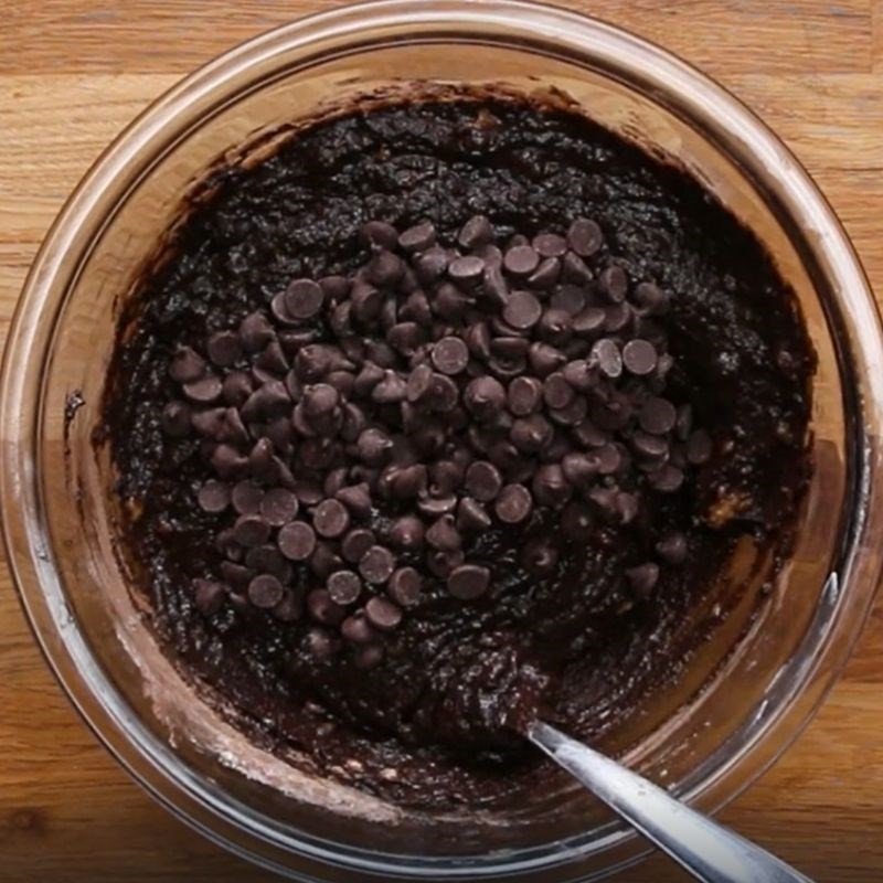 Rây bột mì và bột cacao cho bánh chuối bột mì socola